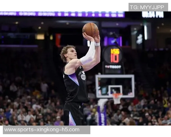 文班缺阵球队表现出色哈珀称他复出后将助力球队无敌状态